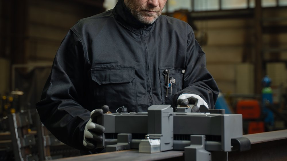 Ammattilainen työskentelemässä Digitaalinen teräsrakenne­palkkien piirrotuslaite BeamAcen kanssa